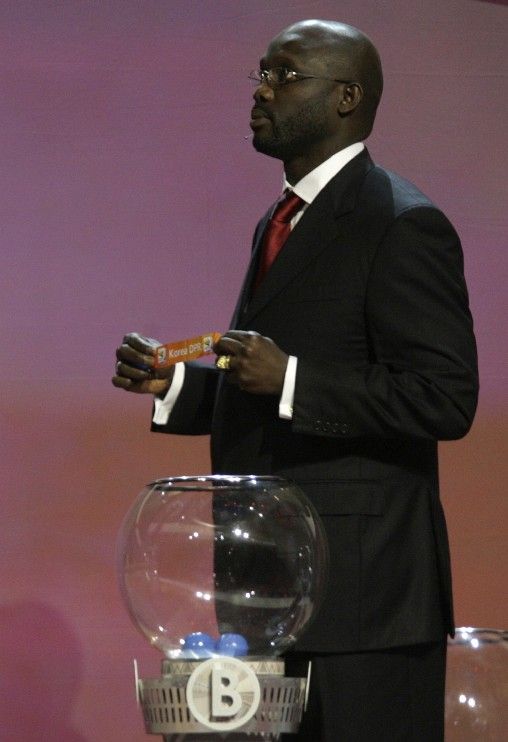 Bývalý fotbalista George Weah právě vylosoval pro kvalifikaci MS 2010 pikantní souboj Severní versus Jižní Korea. | Foto: Reuters