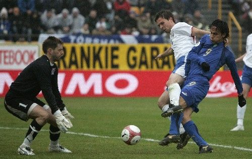 Italský útočník Filippo Inzaghi (v modrém) dává gól brankáři Faerských ostrovů Jakupu Mikkelsenovi (vlevo). | Foto: Reuters