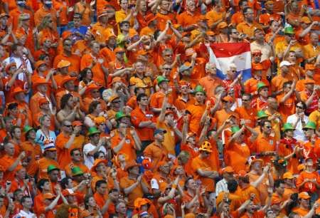 Holandští fanoušci na stadionu v Lipsku před zápasem své reprezentace proti Srbsku a Černé Hoře. | Foto: Reuters