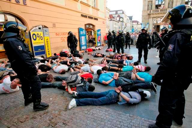 fanoušci CZ Beograd v Praze 2 | Foto: Reuters