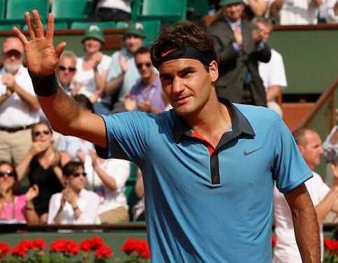 Roger Federer zdraví diváky | Foto: Reuters