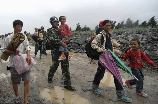 Evakuace vesničanů. | Foto: Reuters