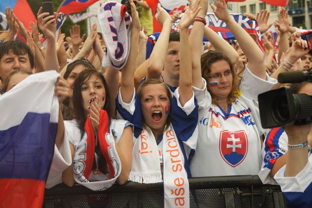 Hysterie. Slovenské fanynky se na své miláčky pořádně těšily. A dočkaly se. | Foto: Aktuálne.sk