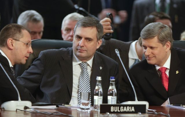 Bulharský premiér Sergej Stanišev (uprostřed) na summitu NATO v Bukurešti. | Foto: Reuters