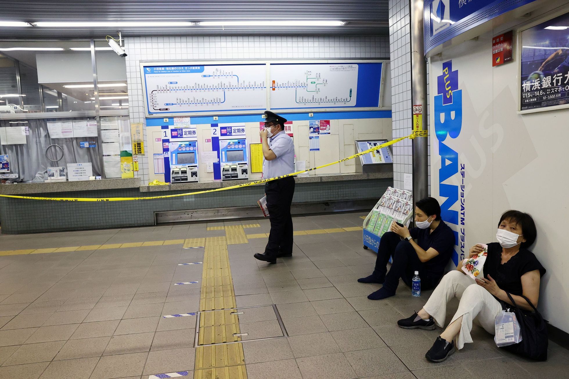 Un homme a poignardé quatre personnes dans un train de banlieue à Tokyo, et la police l’a attrapé