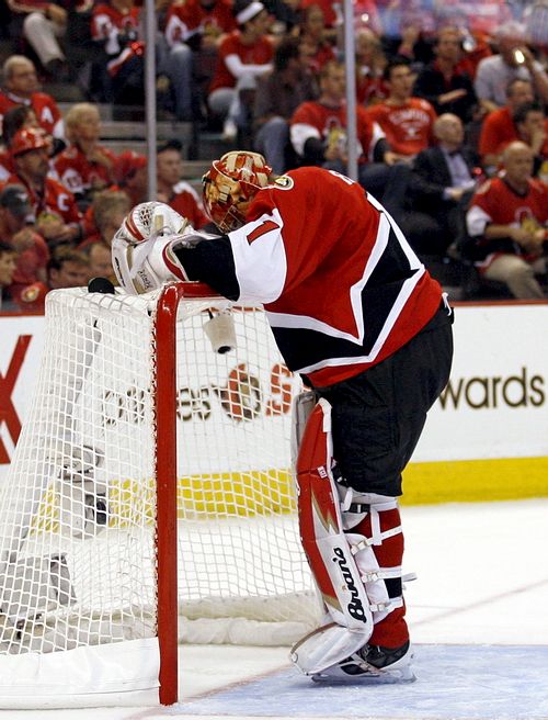 Zklamaný brankář Ottawy Ray Emery při zápase s Anaheimem. | Foto: Reuters