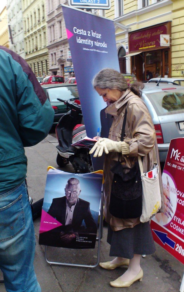 O Táně Fischerové se říká, že zastává humanismus a toleranci. Tahle fotka potvrzuje, že jí je blízká slavná myšlenka francouzského osvícenského filozofa Voltaira: "Nesouhlasím s tím, co říkáte, ale až do smrti budu hájit Vaše právo to říkat." Zde právě podepisuje petici za prezidentskou kandidaturu Vladimíra Franze. | Foto: Facebook, Vladimír Franz prezidentem