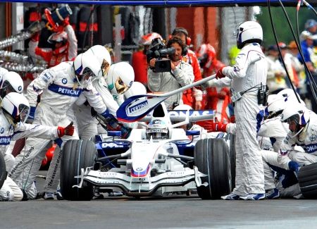 Pilot BMW Sauber Nick Heilfeld při zastávce v boxech na Velké ceně Belgie. | Foto: Reuters