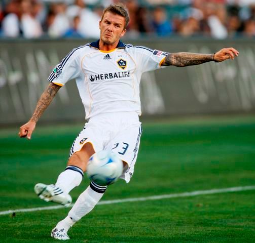 David Beckham v zápase s AC Milán | Foto: Reuters