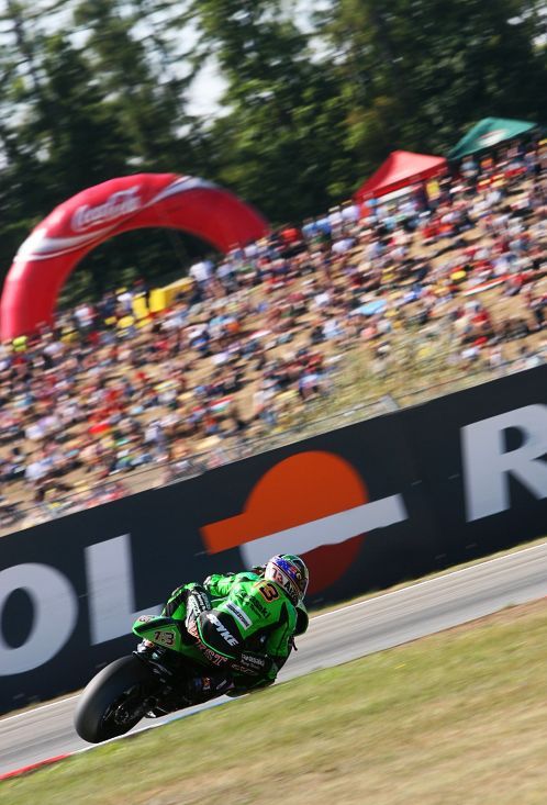 Anthony West s Kawasaki při pbrněnské grand prix. Japonská stáj se vrátila ke klasické zelené barvě, kterou začátkem sezony nahradila metalická zelená. | Foto: Tomáš Adamec