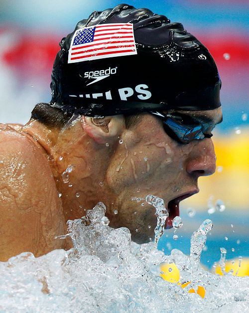 Michael Phelps při semifinálovém polohové štafetě na 200 metrů. | Foto: Reuters