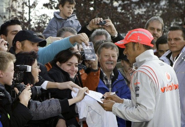 O podpis Lewise Hamiltona je neutuchající zájem. | Foto: Reuters