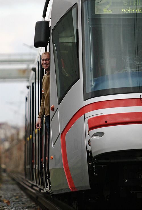 Do Brna poveze tramvaj nákladí automobil po dálnici D1. | Foto: Tomáš Adamec, Aktuálně.cz