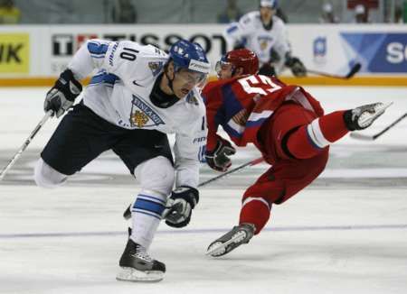 Fin Sean Bergenheim (vlevo) brání Rusa Andreje Markova na MS v Moskvě. | Foto: Reuters