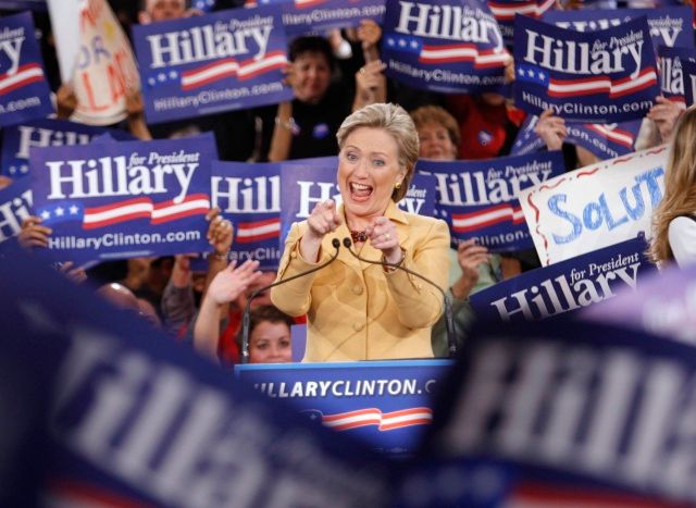 Hillary Clintonová slaví dosavadní výsledky mezi svými příznivci. | Foto: Reuters