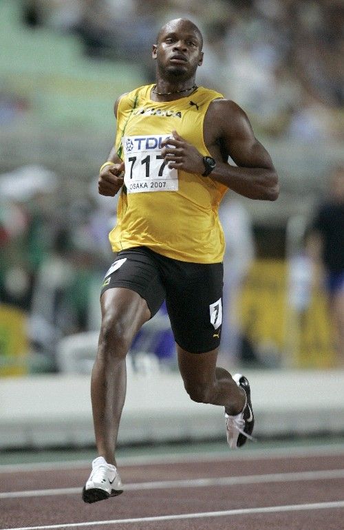 Jamajský sprinter Asafa Powell v poklidu dobíhá své čtvrtfinále v běhu na 100 metrů na světovém šampionátu v Ósace. | Foto: Reuters