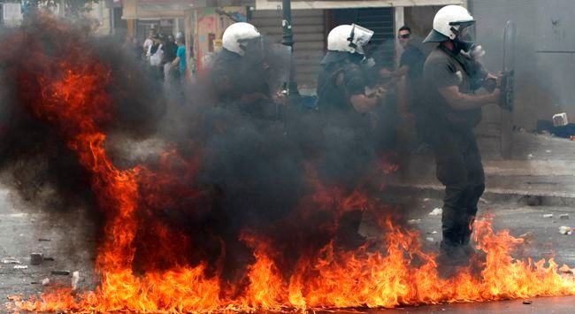 ...a házeli na policisty kamení a zápalné lahve. | Foto: Reuters