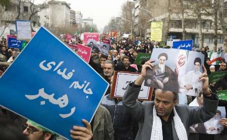 Provládní demonstrant s nápisem "Můj život patří vůdcům". | Foto: Reuters