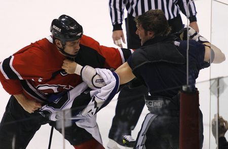 Play off - to je pořádná řežba. Mike Rupp z New Jersey vs. Andre Roy z Tampy Bay. | Foto: Reuters