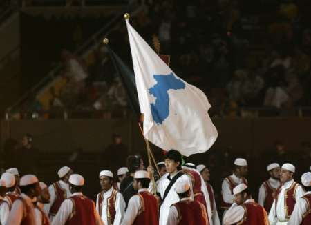 Sportovci z Jižní a Severní Koreje pod společnou vlajkou na závěrečném ceremoniálu Asijských her v katarském Dauhá. | Foto: Reuters