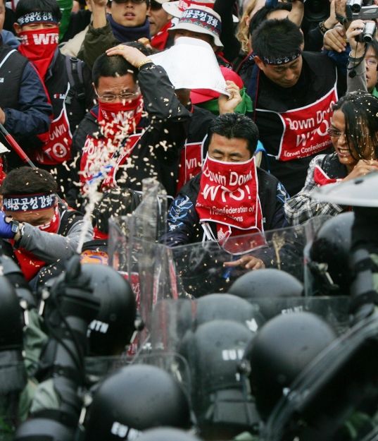 Policie použila proti protestujícím i speciální pěnu. Hongkong, zasedání WTO, 13. prosince 2005 | Foto: Reuters/Bobby Yip