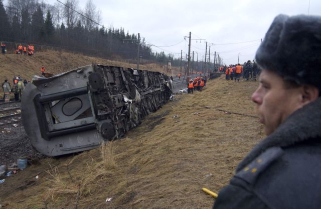 28. 11. - Teroristé zaútočili na ruský vlak - Teroristé zaútočili na ruský express jedoucí na trati Moskva - Petrohrad. V jeho troskách zahynulo nejméně 26 lidí, další desítky jsou pohřešovány nebo zraněny. Některé zdroje stále uvádějí 39 mrtvých a 61 lidí zraněných vážně. V místě nehody, kudy Něvský expres projížděl rychlostí necelých 200 kilometrů za hodinu, byly nalezeny zbytky nálože. Připomeňte si tuto událost ve článku zde | Foto: Reuters