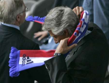 Francouzský premiér Dominique de Villepin se šálou v národních barvách v heldišti zápasu s Portugalskem. | Foto: Reuters