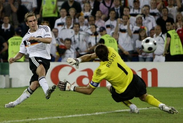 Philipp Lahm posílá Němce svým gólem na 3:2 do finále Eura. | Foto: Reuters