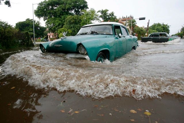 Povodně před přicházejícím hurikánem zasáhly i kubánskou Havanu | Foto: Reuters