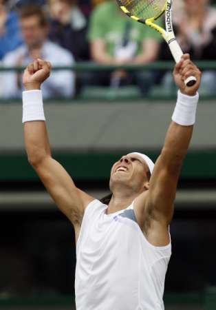 Rafael Nadal se ve Wimbledonu raduje z výhry v pětisetové bitvě nad Robinem Söderlingem. | Foto: Reuters