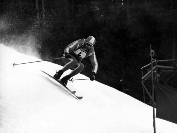 Na stejných Hrách rovněž ještě před Zahajovacím ceremoniálem utrpěl při tréninku smrtelná zranění i australský sjezdař Ross Milne, který se ve vysoké rychlosti neudržel na sjezdovce a po nárazu hlavou na skálu zemřel. | Foto: AP