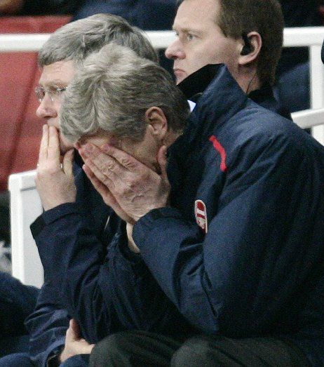 "To je snad zlý sen!" musí si po černé sérii posledních dnů říkat kouč Arsenalu Arséne Wenger. | Foto: Reuters