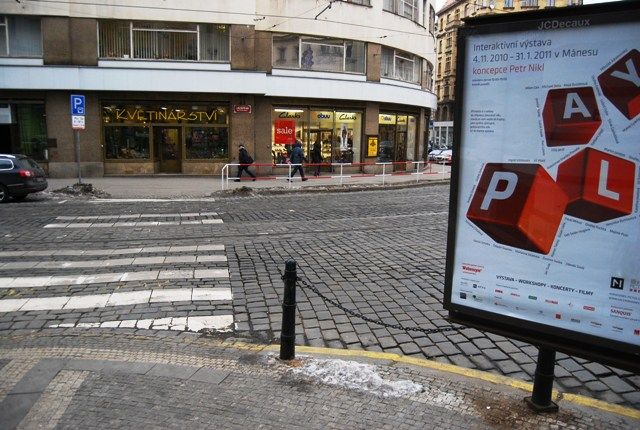 Také chodcům v jedné chvíli znemožňuje rozhled reklamní poutač | Foto: Radek Pecák