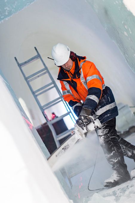 Tyto týmy tvoří především sněhoví stavitelé, architekti, designéři i umělci z celého světa... | Foto: Paulina Holmgren / ICEHOTEL