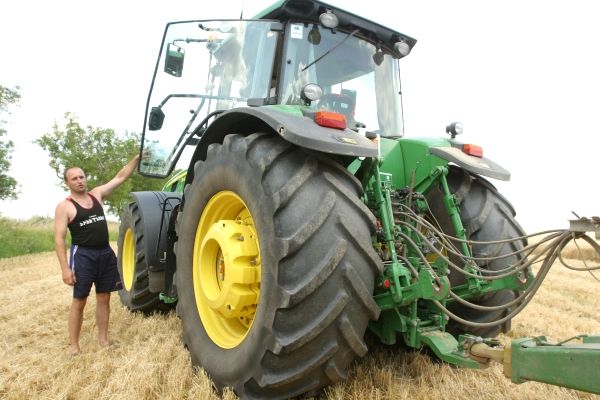 Konkurenční zelenáč John Deere mu sice ukazuje pozadí, Zetor to ale přežije. 95 % své produkce teď totiž vyváží, hlavně na východ. A zatímco vloni byl za první pololetí v půlmiliardové ztrátě, letos má za stejnou dobu zisk 76 milionů. | Foto: Karel Toman