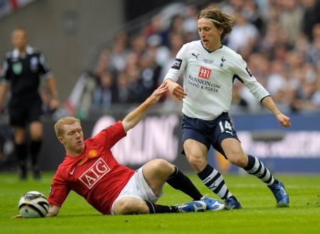 Fotbalista Manchester United Paul Scholes svádí souboj se záložníkem Tottenhamu Hotspur Lukou Modričem ve filnále Ligového poháru ve Wembley. | Foto: Václav Rojík