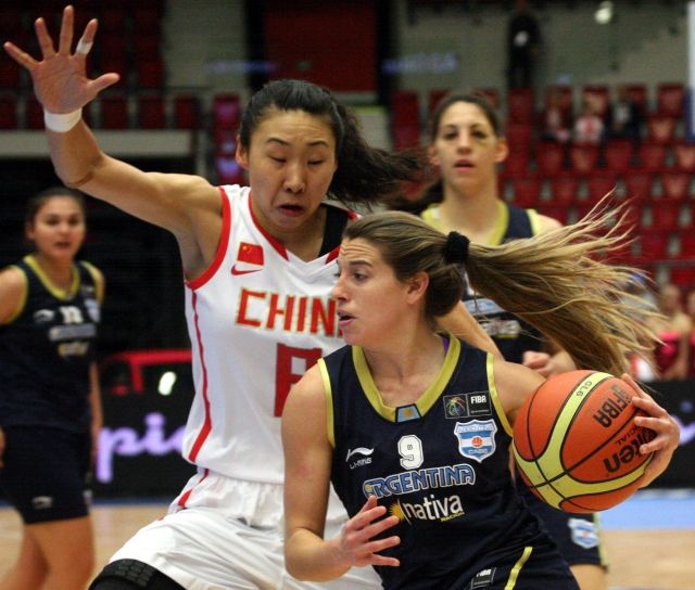 Mistrovství světa v basketbale žen, osmifinále, utkání o 13. - 14. místo Argentina - Čína, 29. září v Karlových Varech. Mariana Cavaová z Argentiny (vpravo) a Li-ťie Miao z Číny. | Foto: ČTK