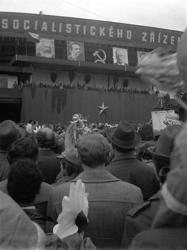 Svátek práce nebo též 1. máj má v zemích socialistického bloku pachuť povinného masového poklonkování soudruhům na tribuně. V socialistických zemích patřil tento svátek mezi nejdůležitější, organizovaly se masové prvomájové průvody, které procházely městem, často před tribunou s místními představiteli moci. Účast na oslavách prvního máje byla obvykle nepsaně povinná a nadřízení a učitelé měli nařízeno kontrolovat účast svých podřízených a žáků. | Foto: ŠJů, Wikimedia Commons