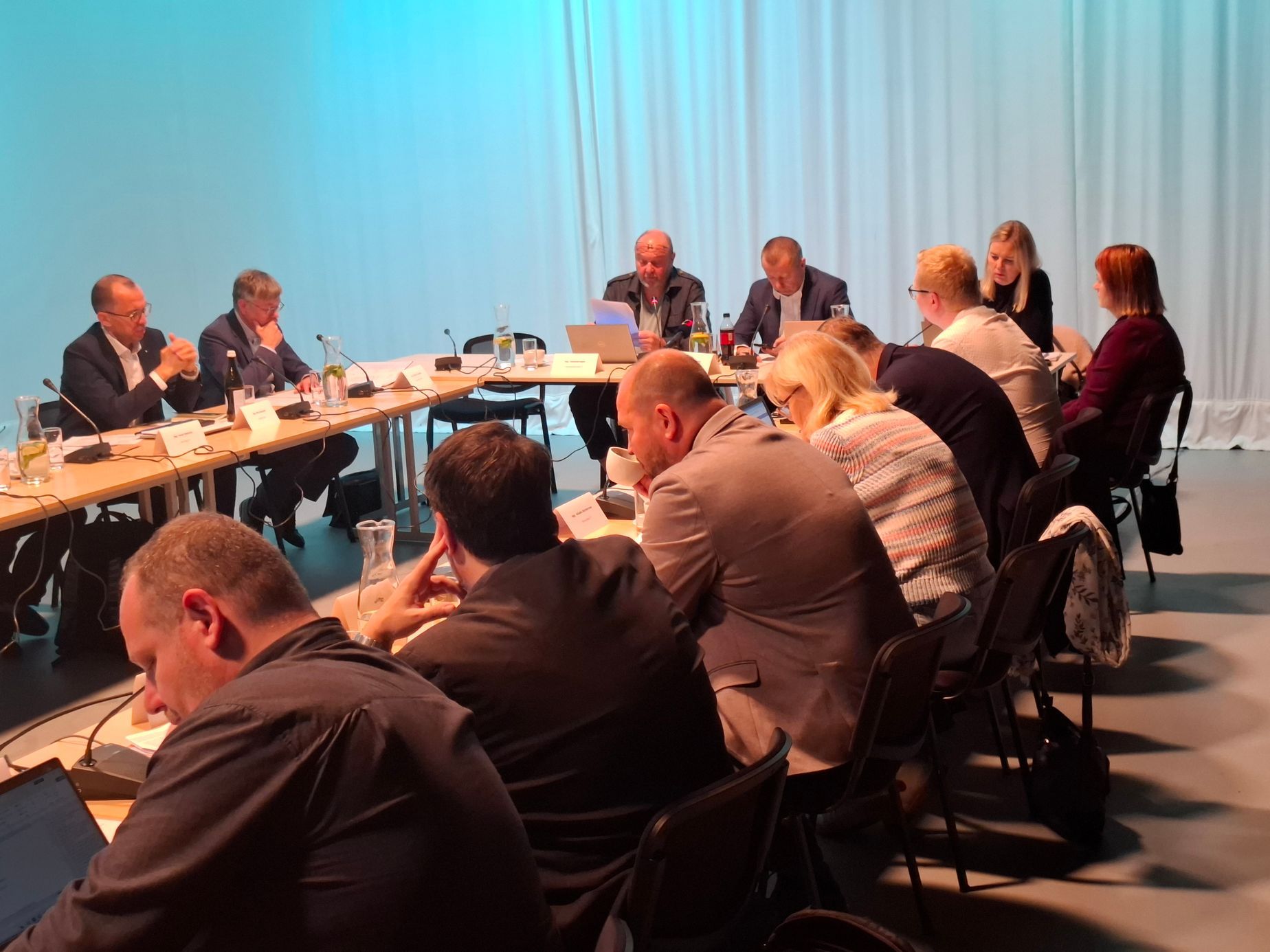 Moravcovo ignorování Okamury může narušit politickou soutěž, shodli se radní ČT