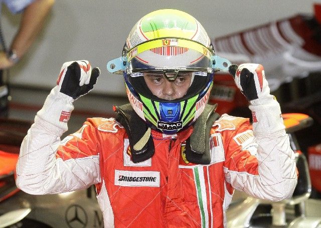 Felipe Massa se raduje z pole position ve Velké ceně Singapuru. | Foto: Reuters