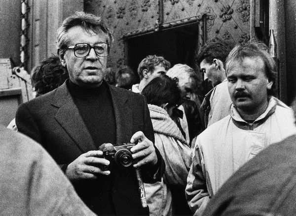 V Americe žijící český filmový režisér Miloš Forman si fotografuje historickou situaci. | Foto: Jaroslav Kořán