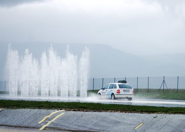 V další fázi výcviku musí řidič, který právě zvládl přetáčivý smyk, ještě stačit zastavit před překážkou. Ta je přes celou šíři vozovky | Foto: Radek Pecák