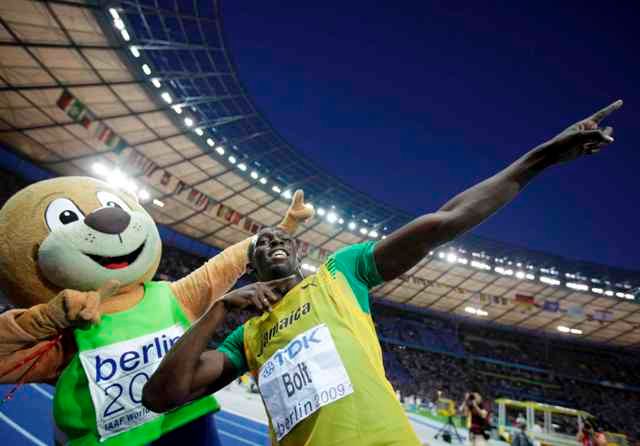 Bolt se raduje s maskotem šampionátu. | Foto: Reuters