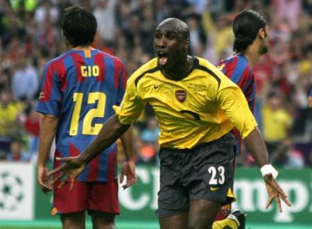 Sol Campbell z Arsenalu (ve žlutém) slaví svůj gól v síti Barcelony. | Foto: Reuters