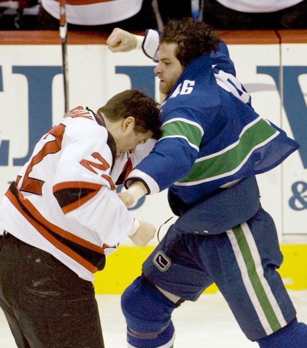 Boxerské umění předvedli také Mike Brown z Vancouveru (vpravo) s Arronem Ashamem z New Jersey. | Foto: Reuters