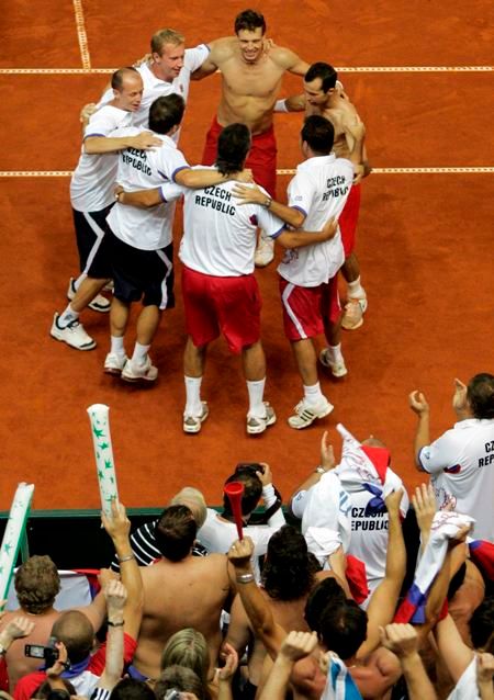 Čeští tenisté v Chorvatsku slaví postup do finále Davis Cupu | Foto: Reuters