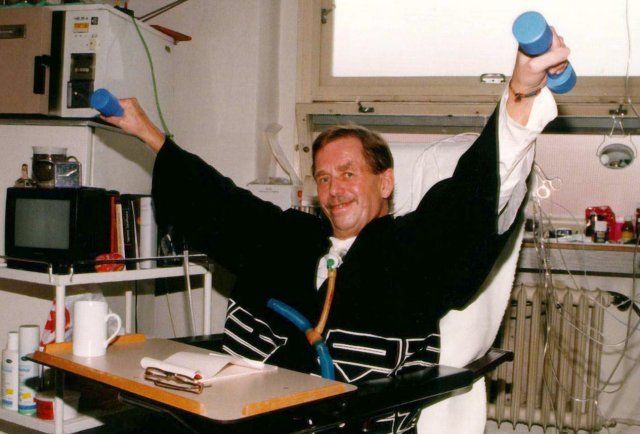 Listopad 1996 - Havel byl se zánětem plic hospitalizován na chirurgické klinice Všeobecné fakultní nemocnice v Praze. Operační tým profesora Pavla Pafka mu 2. prosince odebral polovinu pravé plíce, aby odstranil zhoubný nádor. | Foto: Profimedia.cz