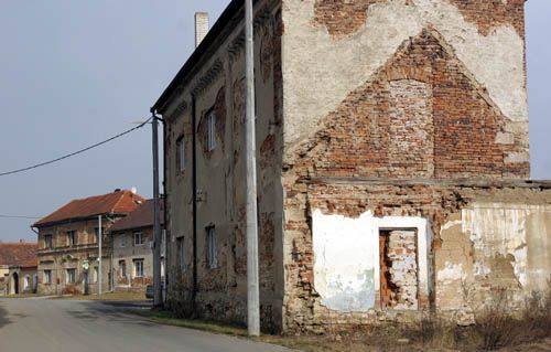 Voda v Zálezlicích bezprostředně zničila 40 domů, dalších 25 velmi poškodila. Stopy po povodni - například prázdné parcely - jsou dodnes v obci viditelné na každém kroku. | Foto: Ondřej Besperát, Aktuálně.cz