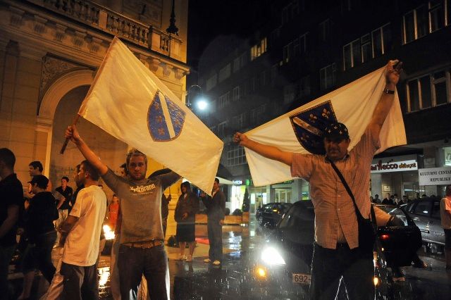 Okamžitě poté, co agentury oznámily zprávu o zatčení Radovana Karadžiče, vypukly v ulicích bosenského hlavního města Sarajeva noční oslavy. | Foto: Reuters