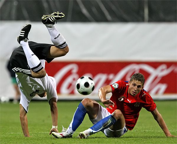 Gymnastika v česko-německém fotbalovém utkání hráčů do 19 let. | Foto: Tomáš Adamec